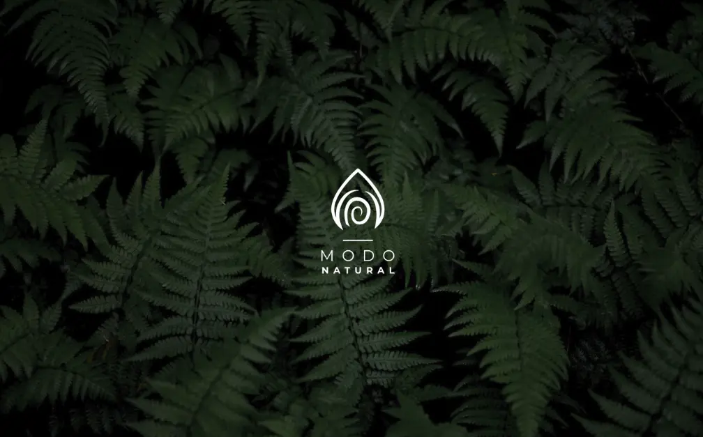 Helechos verdes con la identidad de Somos Modo Natural